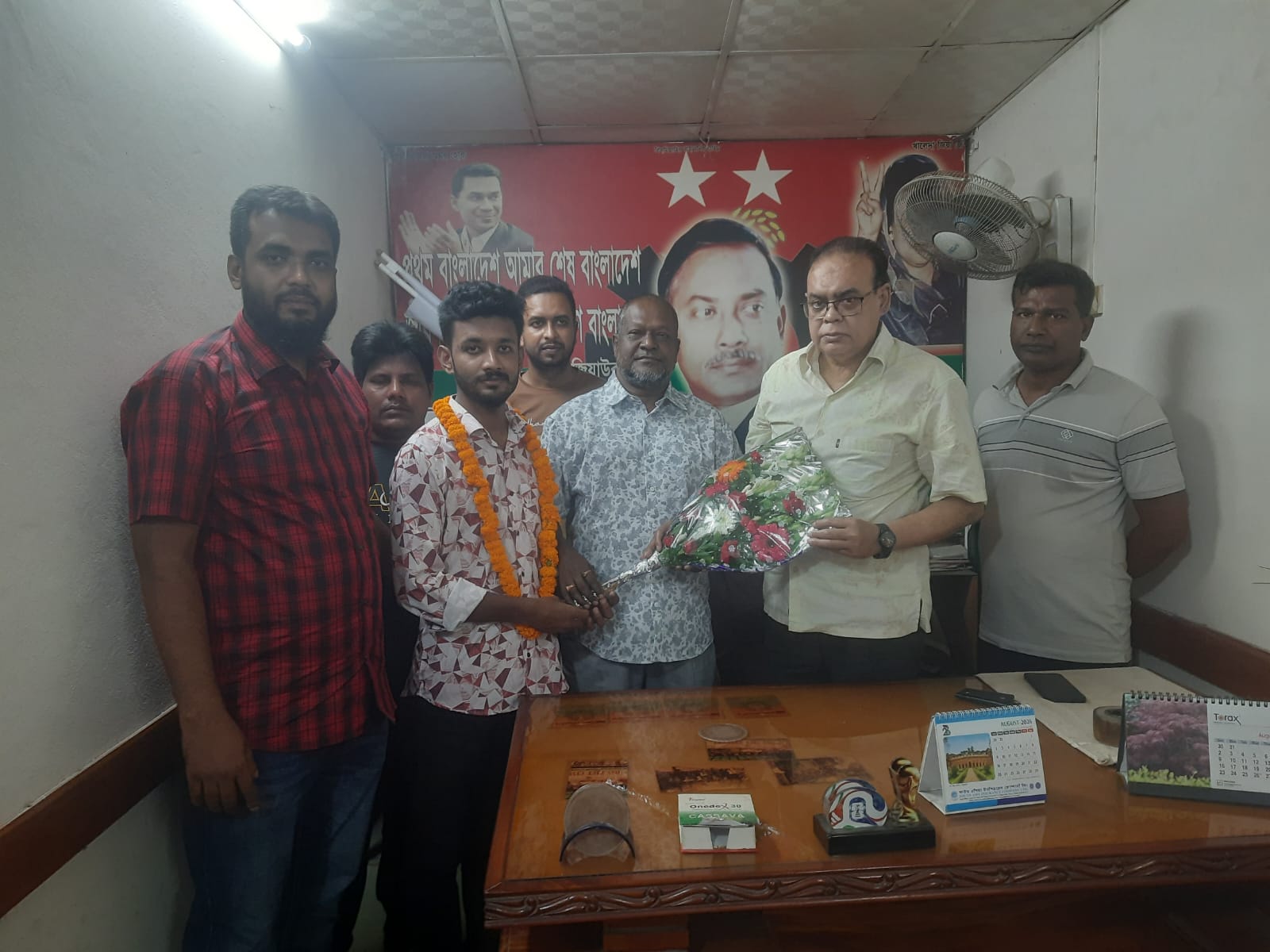 কুষ্টিয়ায় কর্মজীবী দলের নতুন নেতৃত্বকে ফুলেল শুভেচ্ছা